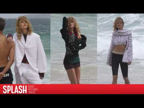 VIDEO : Karlie Kloss n'a pas besoin de bikini pour poser  la plage