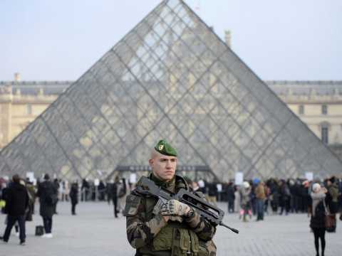 VIDEO : Terreur  Paris : attaque terroriste au Louvre