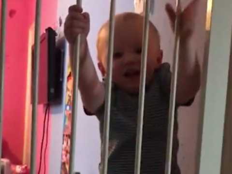 VIDEO : Public Buzz : Ce bb est le roi de l'vasion