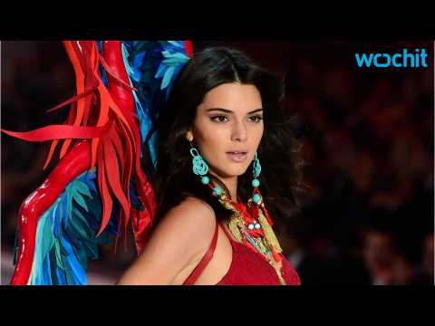 VIDEO : Kendall Jenner Poses As A Pin-Up Girl In New Lingerie-Clad Photos
