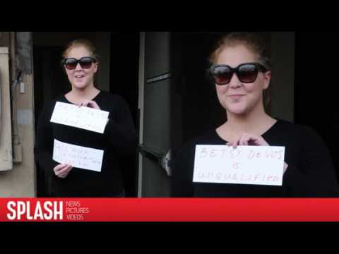 VIDEO : Amy Schumer Urges Fans to Oppose Betsy DeVos
