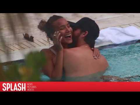 VIDEO : Scott Disick embrasse une mystrieuse inconnue  Miami