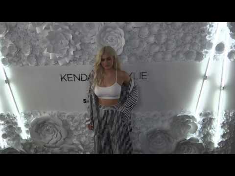 VIDEO : Kylie Jenner Previews New Glittery Kylighters!