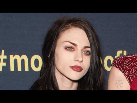 VIDEO : Frances Bean Cobain Pays Tribute To Her Father Kurt Cobain On His Birthday