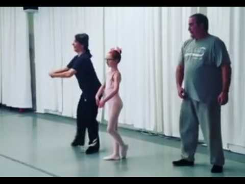 VIDEO : Ces papas accompagnent leurs filles au cours de danse classique... Magique !