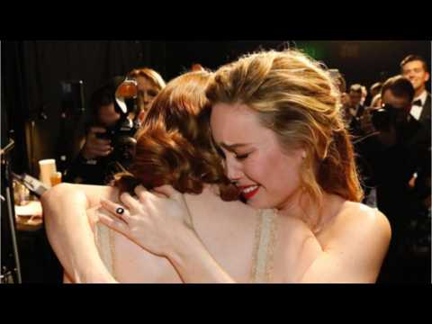 VIDEO : Brie Larson's Touching Oscar Moment With Emma Stone
