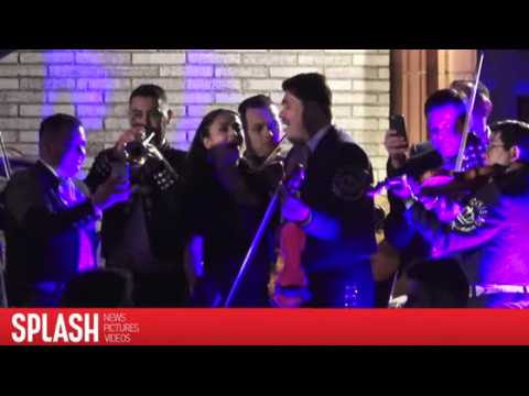 VIDEO : Salma Hayek chante avec un groupe de mariachi après les Oscars
