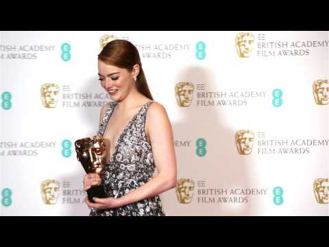 VIDEO : Emma Stone & Nicholas Hoult Will Star In The Favourite