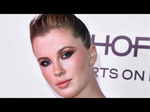 VIDEO : Ireland Baldwin Has a Sexy Photoshoot Nude in the Sand