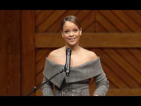 VIDEO : Honorée à Harvard, Rihanna a craqué pour un jeune fan