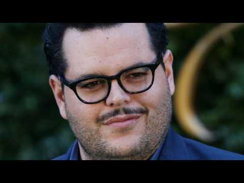 VIDEO : Josh Gad Stole A Wedding Ring