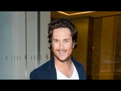 VIDEO : Oliver Hudson, Jenna Fischer to Star in ABC Comedy Pilot