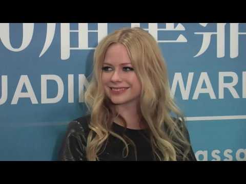VIDEO : BMG Signs Avril Lavigne For Sixth Album