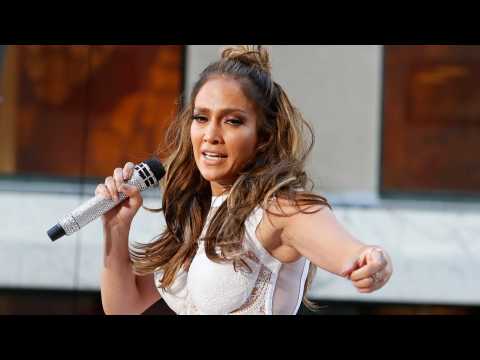 VIDEO : Jennifer Lopez's Longtime Backup Dancers Just Got Engaged Mid-Concert