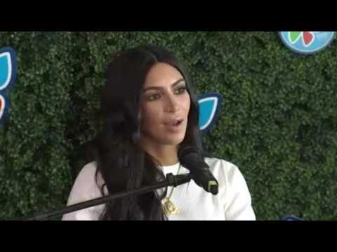 VIDEO : Kim Kardashian Visits LA Children's Hospital