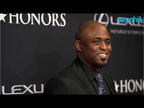 VIDEO : Wayne Brady Returns To 'Hamilton' After Injured Leg