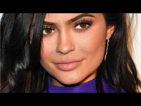 VIDEO : Kylie Jenner Wears A Fringed Outfit At New York Fashion Week