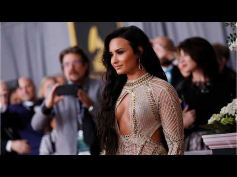 VIDEO : Demi Lovato Sports Really Long Hair At Grammys