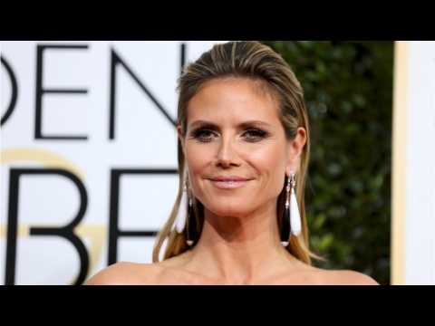 VIDEO : Heidi Klum Shows Of Her Legs At The Grammys