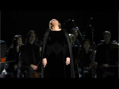 VIDEO : Adele Swears, Restarts During George Michael Grammy Tribute