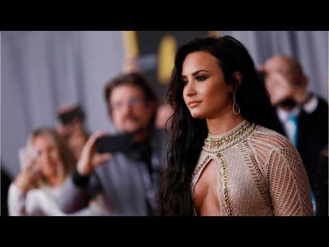 VIDEO : Nick Jonas is Demi Lovato's Biggest Cheerleader at the 2017 Grammys