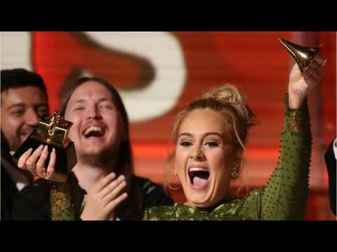 VIDEO : Adele Breaks Her Grammy in Half for Beyonc