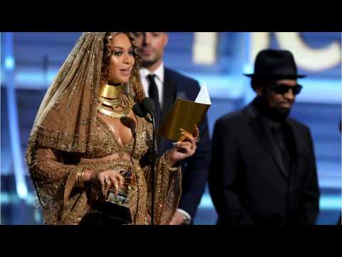 VIDEO : Beyonce shines, Adele Flubs at Grammys
