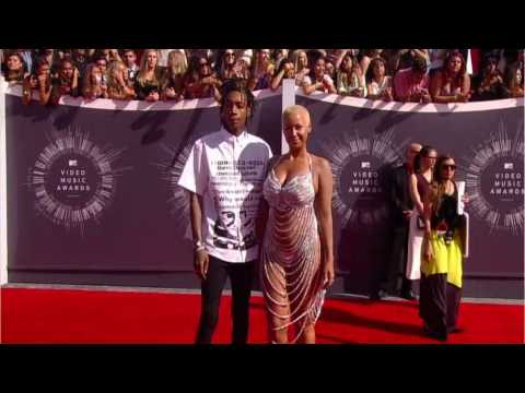 VIDEO : Wiz Khalifa And Amber Rose Spotted Kissing On Red Carpet
