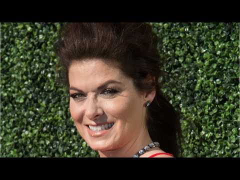 VIDEO : Debra Messing Shares Terrible Nude Scene Experience With First Director