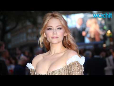 VIDEO : Is Haley Bennett Teasing That She?s Playing Catwoman?