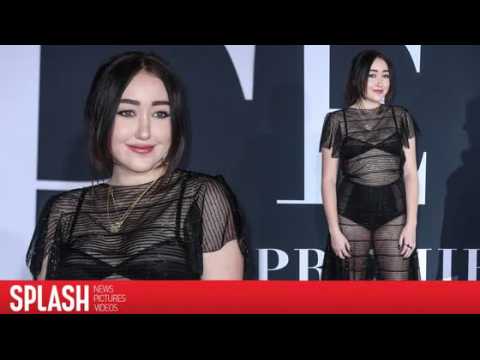 VIDEO : Noah Cyrus copie le style de sa s?ur � la premi�re de Cinquante nuances plus sombres