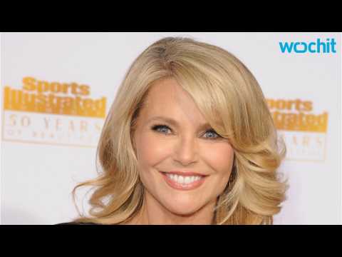 VIDEO : Christie Brinkley Returns To SI Swimsuit Issue