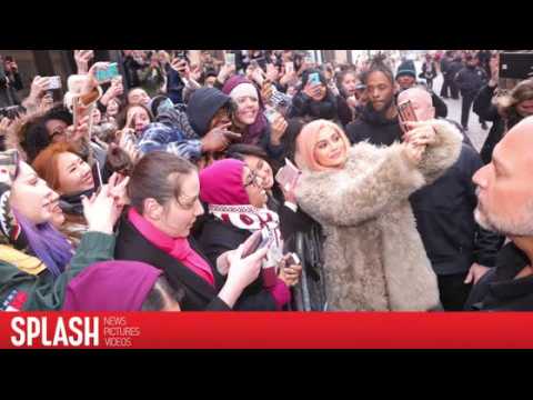 VIDEO : Une foule massive se rassemble pour l'ouverture de la boutique de Kylie Jenner