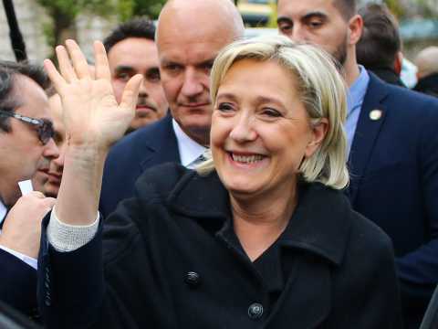 VIDEO : Public Buzz : Un journal algrien fait sa une sur Marine Le Pen en reprenant une blague du G