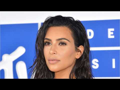 VIDEO : Kim Kardashian Goes Braless At Fashion Show