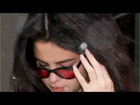 VIDEO : Selena Gomez Sports New Hair Extensions for NYFW