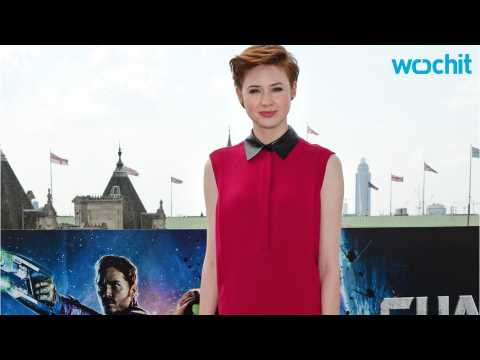 VIDEO : Karen Gillan Swears There?s A Reason Behind Her ?Skimpy Outfit? In ?Jumanji?