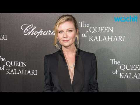 VIDEO : Kirsten Dunst Recycles Her Oscars Party Dress 13 Years Later For A Paris Bash