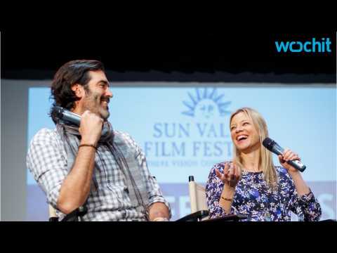 VIDEO : Amy Smart & Carter Oosterhouse Welcome Baby Flora