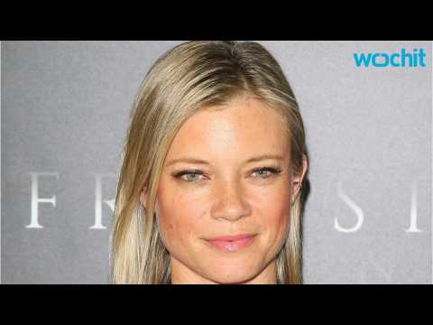 VIDEO : Amy Smart Welcomes Daughter Flora
