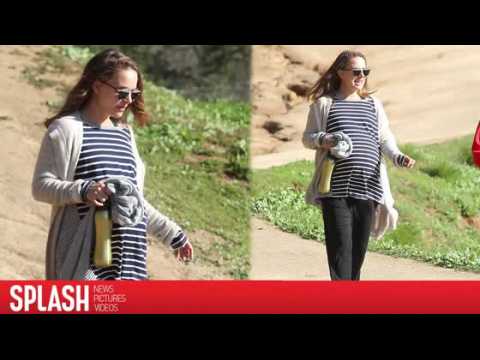 VIDEO : Natalie Portman Spotted on the Morning She Gets Nominated for an Oscar