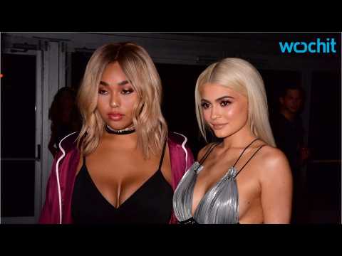 VIDEO : Kylie Jenner Donates $10,000 After Her BF Father Dies
