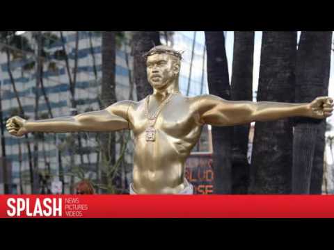 VIDEO : Une statue dore de Kanye West sur Hollywood Boulevard