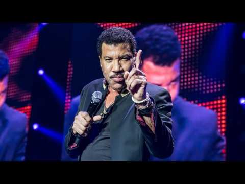 VIDEO : Lionel Richie Has Postponed His Tour Due To Injury