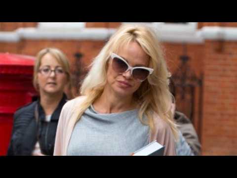 VIDEO : Is Pamela Anderson Really Dating Julian Assange?