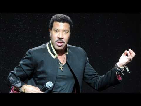 VIDEO : Lionel Richie Postpones Tour With Mariah Carey