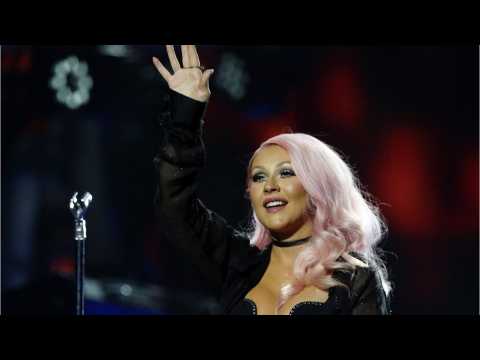 VIDEO : Christina Aguilera and Matthew Rutler Adorably Give Daughter Summer Rain a 'Kiss Attack'