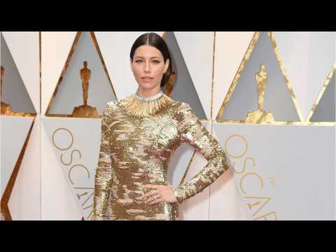 VIDEO : Jessica Biel Sparkles at the Oscars in Amazing Gold Gown