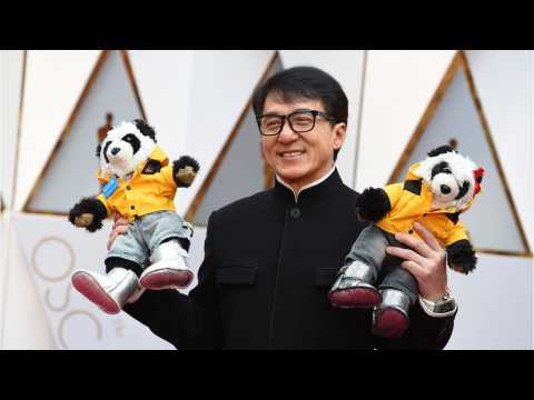 VIDEO : The Latest: Jackie Chan brings panda toys to the Oscars