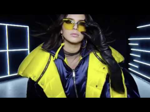 VIDEO : Kendall Jenner en doudoune futuriste dans une vidéo de Versace